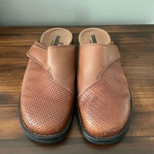 Clark’s collection cushion slip on brown‎ leather shoes Women’s size 9